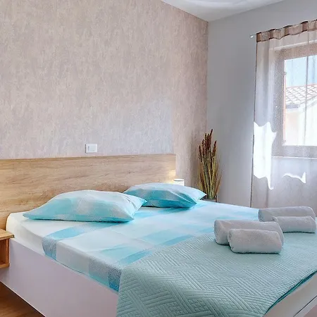 Grosse Mit 2 Kuechen, 3 Schlafzimmer *