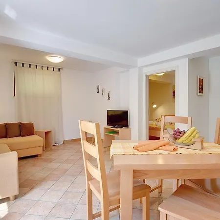 Grosse Mit 2 Kuechen, 3 Schlafzimmer