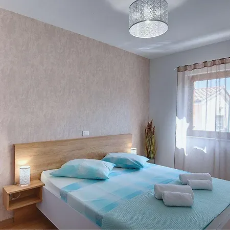 Lejlighed Grosse Mit 2 Kuechen, 3 Schlafzimmer Vinkuran