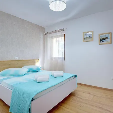 Grosse Mit 2 Kuechen, 3 Schlafzimmer Apartman Vinkuran