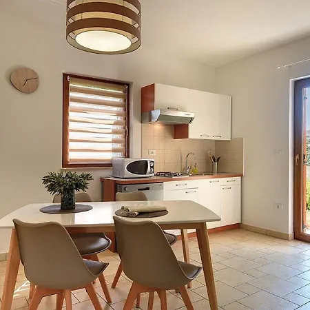 Grosse Mit 2 Kuechen, 3 Schlafzimmer Apartman