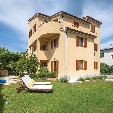 Grosse Mit 2 Kuechen, 3 Schlafzimmer