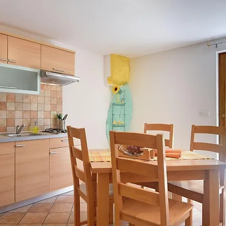 Grosse Mit 2 Kuechen, 3 Schlafzimmer Apartment *